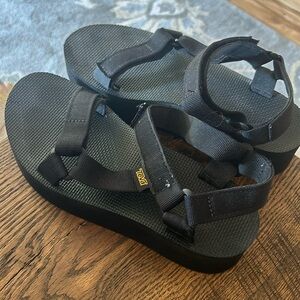 Size 8, Teva flatform sandals in great condition;)
